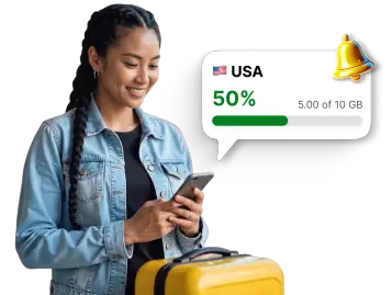 Khách du lịch kiểm tra Mức sử dụng dữ liệu di động cho Mỹ trong ứng dụng, kèm thông báo hiển thị đã dùng 50% của gói dữ liệu 10 GB.