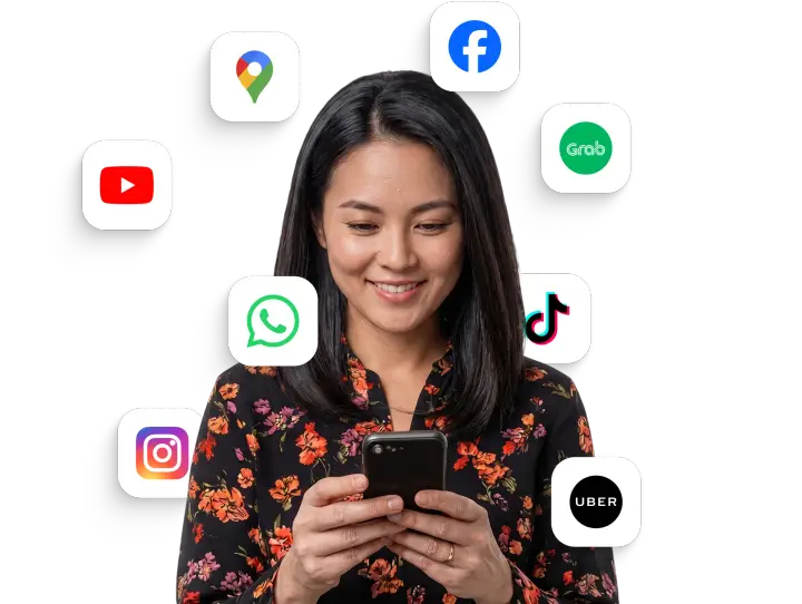 ผู้หญิงยิ้มใช้สมาร์ตโฟน รายล้อมด้วยไอคอนแอปยอดนิยมอย่าง WhatsApp Instagram YouTube Google Maps Facebook TikTok Uber และ Grab สื่อถึงการเข้าถึงแอปเดินทางและโซเชียลที่จำเป็นได้ง่าย