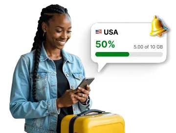 Una persona que viaja consulta en una app el uso de datos móviles para Estados Unidos, con una notificación que muestra el 50% del paquete de datos de 10 GB usado.