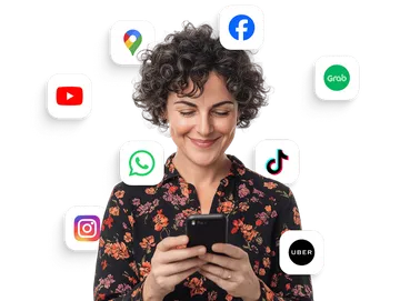 Lächelnde Frau nutzt ihr Smartphone, umgeben von Icons beliebter Apps wie WhatsApp, Instagram, YouTube, Google Maps, Facebook, TikTok, Uber und Grab – ein Hinweis auf den einfachen Zugriff auf wichtige Reise- und Social-Apps.
